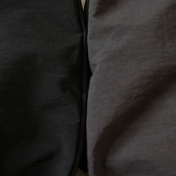 左：BLACK、右：DARK GREY