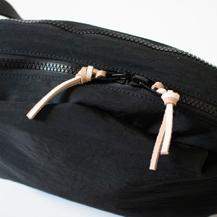 FUKUI SIWAナイロンボディバッグ M／NIZYU KANO（ニジュウカノウ