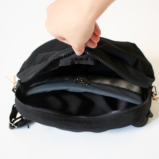 FUKUI SIWAナイロンボディバッグ M／NIZYU KANO（ニジュウカノウ