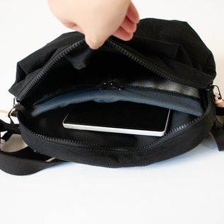 FUKUI SIWAナイロンボディバッグ M／NIZYU KANO（ニジュウカノウ