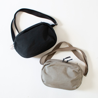 NLZYU KANO ニジュウカノウ　ボディバッグS　ダークグレー　ショルダー NLZYU KANO ニジュウカノウ ボディバッグS ダークグレー