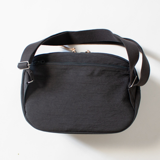 FUKUI SIWAナイロンボディバッグ L／NIZYU KANO（ニジュウカノウ