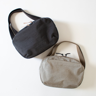 FUKUI SIWAナイロンボディバッグ L／NIZYU KANO（ニジュウカノウ