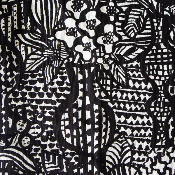 花瓶や草花が2色で表現されています(WHITE BLACK) 花瓶や草花が2色で表現されています(WHITE BLACK)