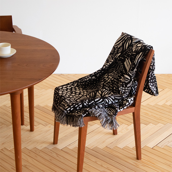 薄手なので折りたたんで膝掛けとしても(WHITE BLACK) 薄手なので折りたたんで膝掛けとしても(WHITE BLACK)