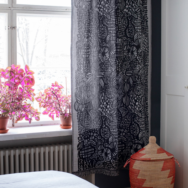 生地を吊るしてカーテン風に(WHITE BLACK) 生地を吊るしてカーテン風に(WHITE BLACK)