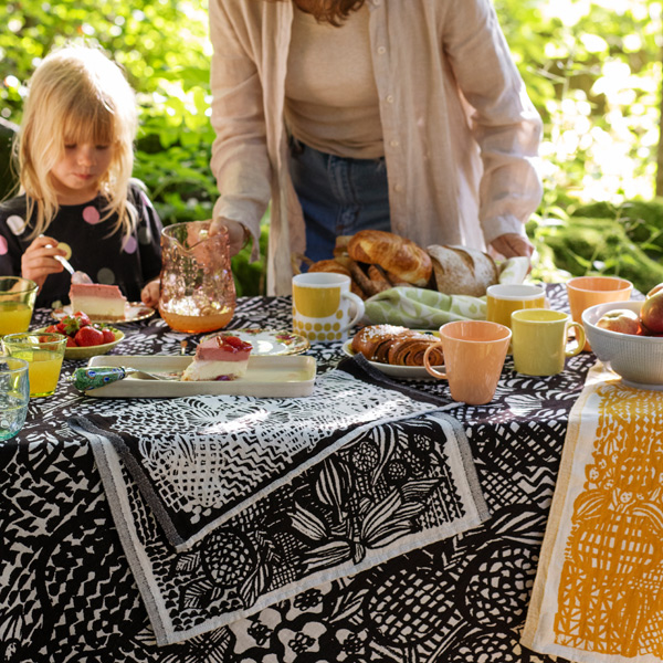 一枚を広げておくだけで、お部屋を飾るアート作品のように室内にも穏やかな時間を運んでくれるブランケット(WHITE BLACK) 一枚を広げておくだけで、お部屋を飾るアート作品のように室内にも穏やかな時間を運んでくれるブランケット(WHITE BLACK)