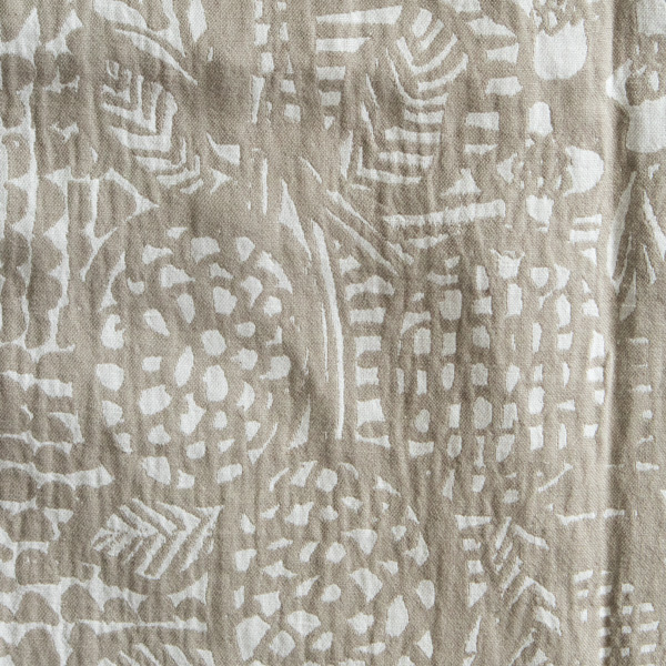 庭で採れた草花が入った年季の入った花瓶やクロスなどが並んでいる様子をイメージしてデザインされています(WHITE LINEN) 庭で採れた草花が入った年季の入った花瓶やクロスなどが並んでいる様子をイメージしてデザインされています(WHITE LINEN)