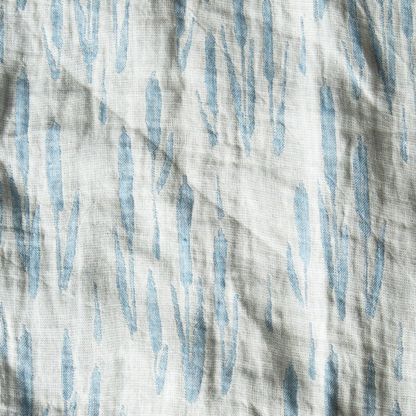 自然豊かなフィンランドの原風景を思わせる風に揺れるガマの穂(LINEN RAINYBLUE)