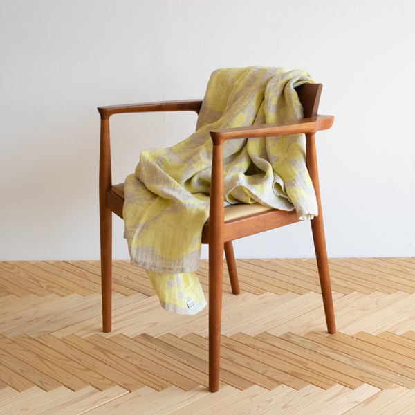 薄手なので畳んで膝掛けとしても(YELLOW LINEN)