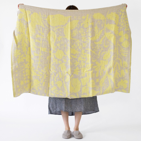 二つ折りにしたところ(身長：162cm・YELLOW LINEN)