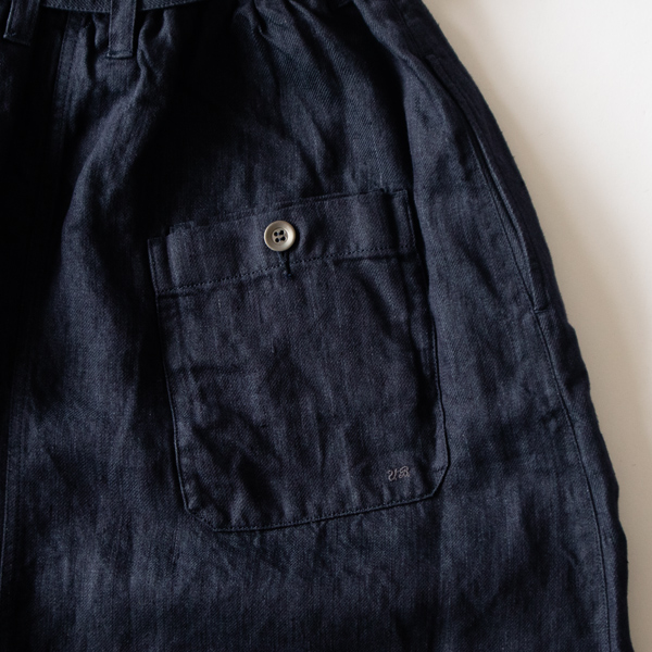 後ろポケットはボタン付き(NAVY)