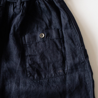 後ろポケットはボタン付き(NAVY) 後ろポケットはボタン付き(NAVY)