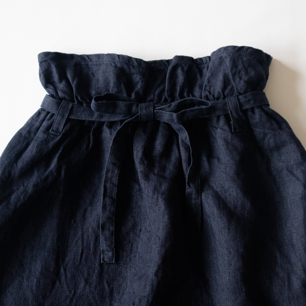 ウエストは結び方で調節できます(NAVY)