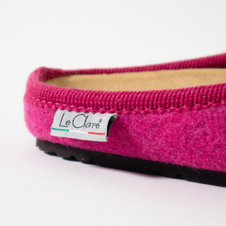 ブランドのロゴがアクセントに(FUXIA)