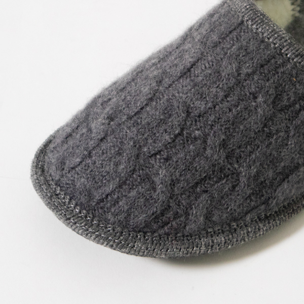ケーブル柄のニット生地で見た目からほっこり(TRECCIA GRIGIO)