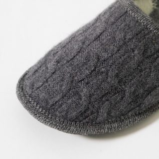 ケーブル柄のニット生地で見た目からほっこり(TRECCIA GRIGIO)