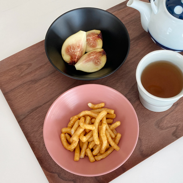 食事だけでなくお茶菓子入れにも