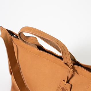 細身でシンプルなハンドル(CAMEL) ※チャームは付属していません。 細身でシンプルなハンドル(CAMEL) ※チャームは付属していません。