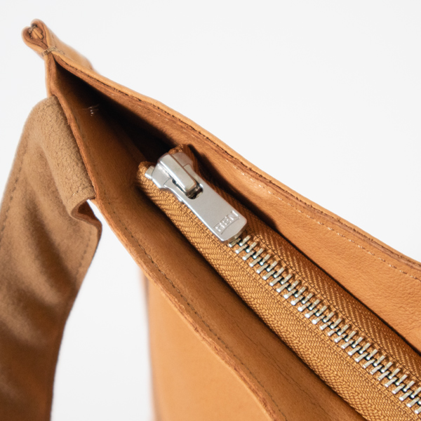 開け閉めのしやすいジッパー付き(CAMEL)