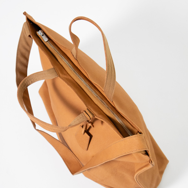 開け閉めのしやすいジッパー付き(CAMEL)