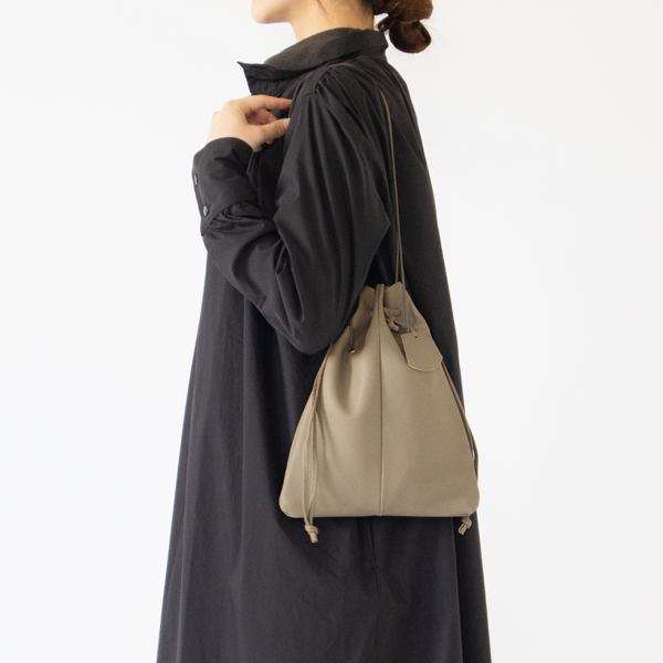 500mlペットボトルも入る程よいサイズ感(SMOKE GREY・身長162cm)