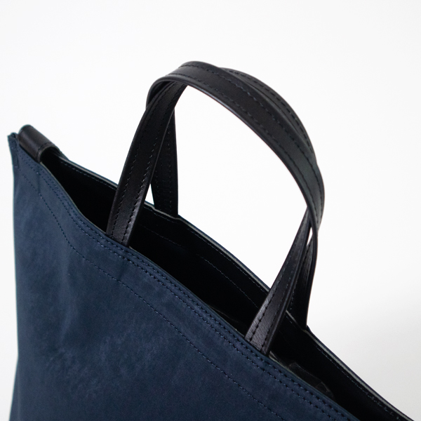 細身で華奢な印象のハンドル(NAVY BLUE)