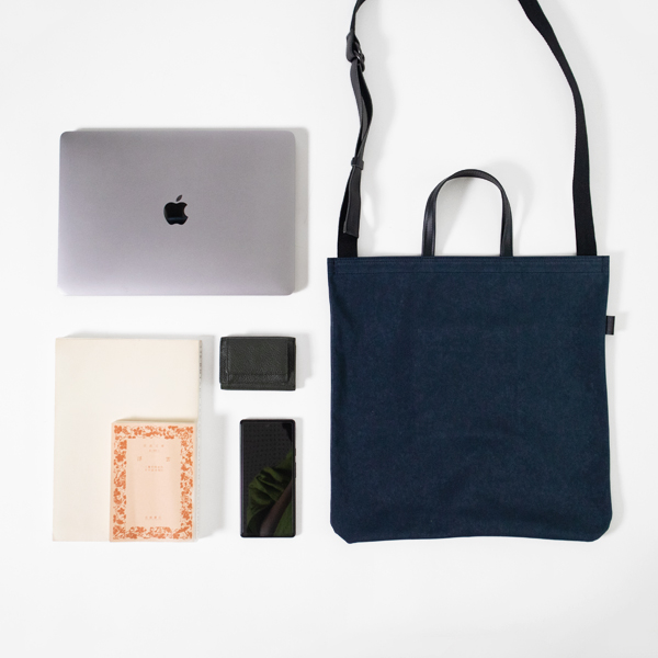 13インチのノートパソコンを横向きに入れても余裕のあるゆったりとしたサイズ感(NAVY BLUE)