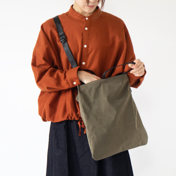 マチのないフラットなつくり(KHAKI・身長162cm)