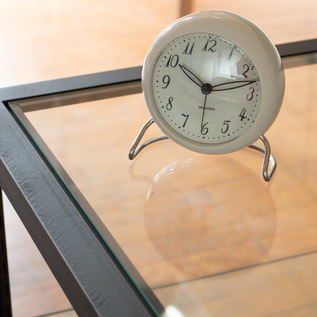 ARNE JACOBSEN LK Table Clock／ROSENDAHL（ローゼンダール）｜愛着を