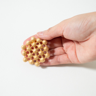 大きさは約4.5㎝の小ぶりなサイズ感(ベージュ × ゴールド) 大きさは約4.5㎝の小ぶりなサイズ感(ベージュ × ゴールド)