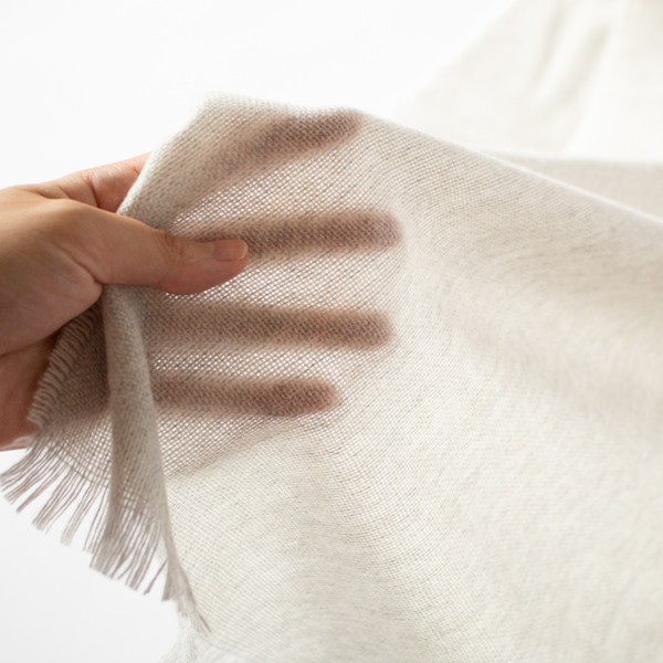 細番手の織物のため軽やかな巻き心地です(WHITE)