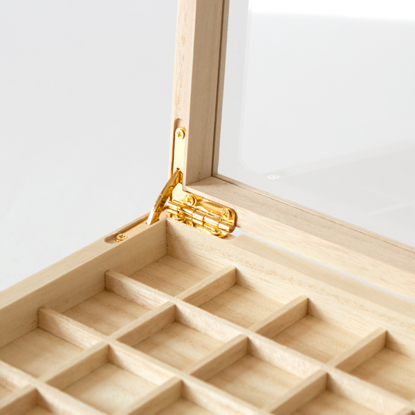 品の良い金色の蝶番