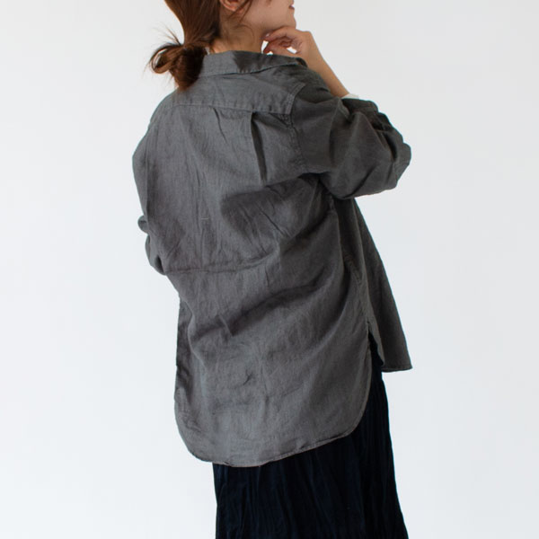 身長：162cm/NAVY 50着用。女性だとゆったりしたサイズ感で着られます