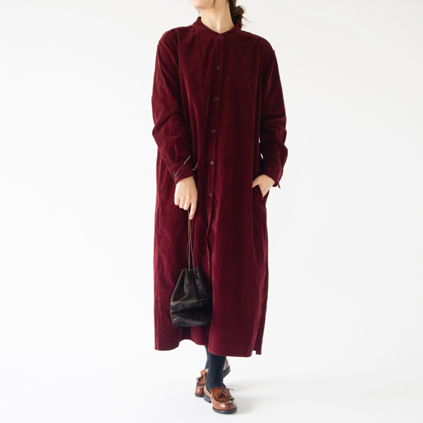 細畝のコーデュロイで仕立てた、ロングシャツワンピース(BORDEAUX・身長162cm) 細畝のコーデュロイで仕立てた、ロングシャツワンピース(BORDEAUX・身長162cm)