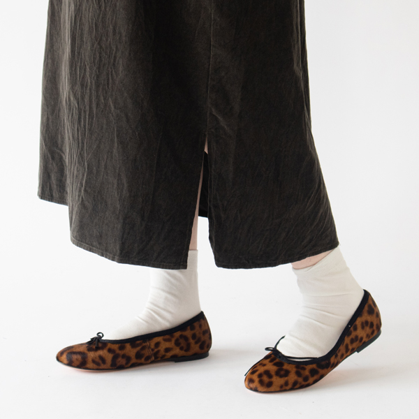 スリットを入れることで動きやすさをプラス(CHARCOAL) スリットを入れることで動きやすさをプラス(CHARCOAL)