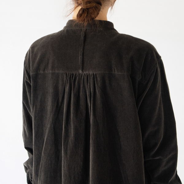 後ヨークにハンガーループをつけてアクセントに(CHARCOAL) 後ヨークにハンガーループをつけてアクセントに(CHARCOAL)