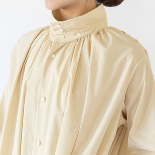 首周りにギャザーがたっぷり寄ったデザイン(CREAM) 首周りにギャザーがたっぷり寄ったデザイン(CREAM)