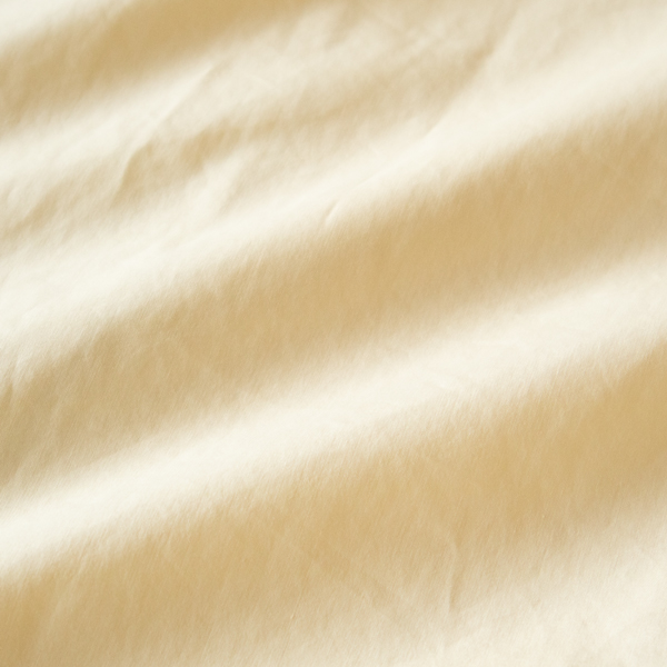 さらっと肌を滑るなめらかな手触りですがコットンのしっとり感も感じられる質感(CREAM)