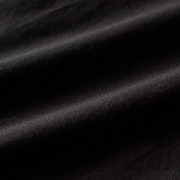 さらっと肌を滑るなめらかな手触りですがコットンのしっとり感も感じられる質感(BLACK)