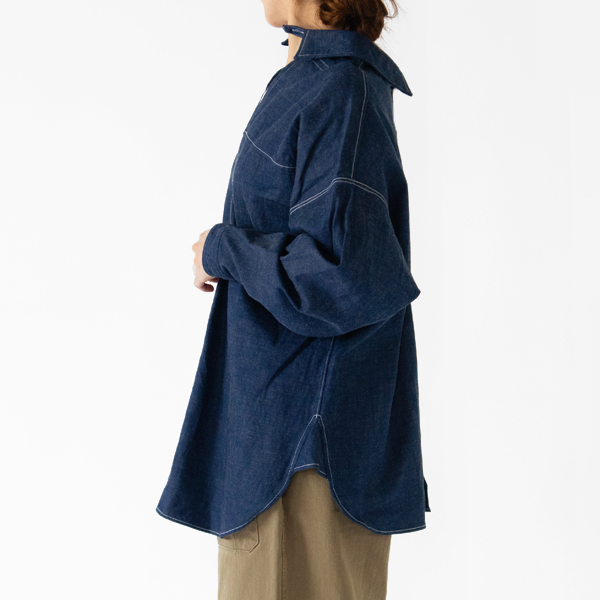 前後どちらでも着られます(身長：162cm・INDIGO)