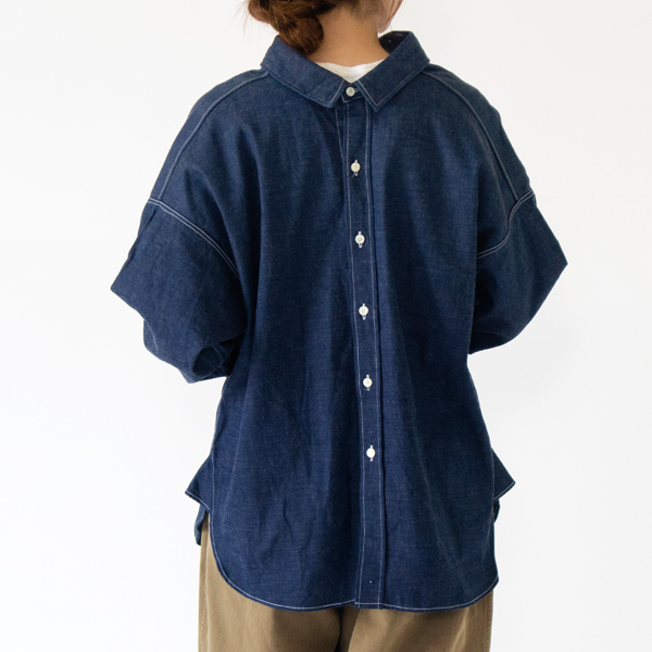 前後どちらでも着られます(身長：162cm・INDIGO)