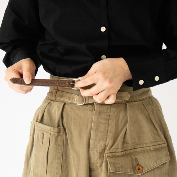 ダブルバックルとボタンで着用します(BROWN) ダブルバックルとボタンで着用します(BROWN)