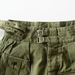 ダブルバックルとボタンで着用します(KHAKI) ダブルバックルとボタンで着用します(KHAKI)