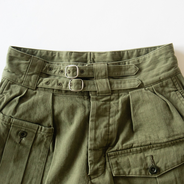 ダブルバックルとボタンで着用します(KHAKI) ダブルバックルとボタンで着用します(KHAKI)