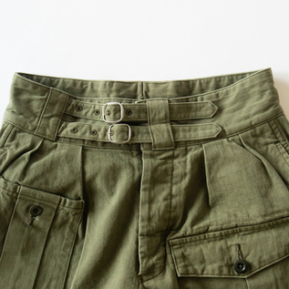 ダブルバックルとボタンで着用します(KHAKI) ダブルバックルとボタンで着用します(KHAKI)