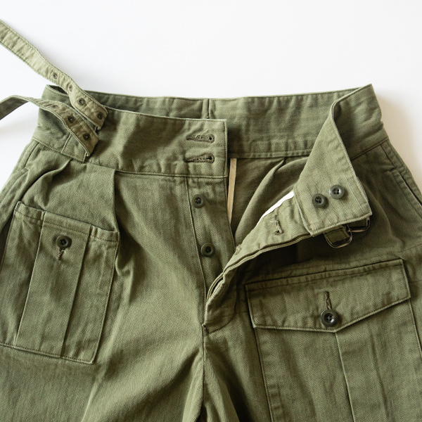 ダブルバックルとボタンで着用します(KHAKI) ダブルバックルとボタンで着用します(KHAKI)