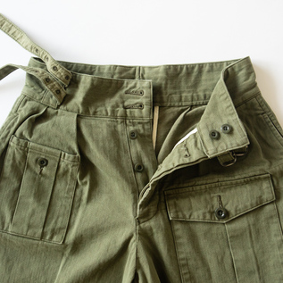 ダブルバックルとボタンで着用します(KHAKI) ダブルバックルとボタンで着用します(KHAKI)