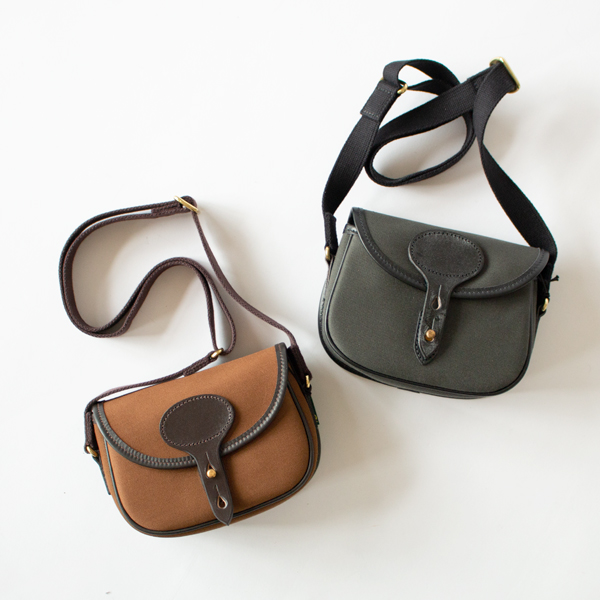 左：HAZELNUT、右：CHARCOAL