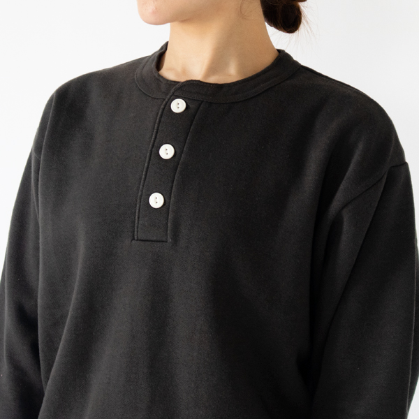 Healthknitの伝統でもある、3つボタンのヘンリーネック。